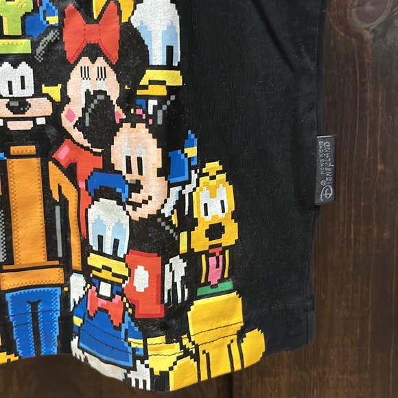Disneyland Hong Kong size XL multi character short sleeve t-shirt - Picture 4 of 11